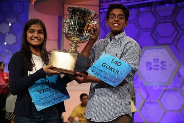 Vanya Shivashankar (izq.), 13 años, de Kansas, y Gokul Venkatachalam (der.), de 14 años, de St. Louis, fueron los vencedores tras deletrear sin error un impresionante total de 25 palabras.