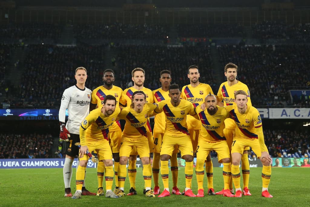 El Barcelona busca sorprender al Napoli en su propia casa.