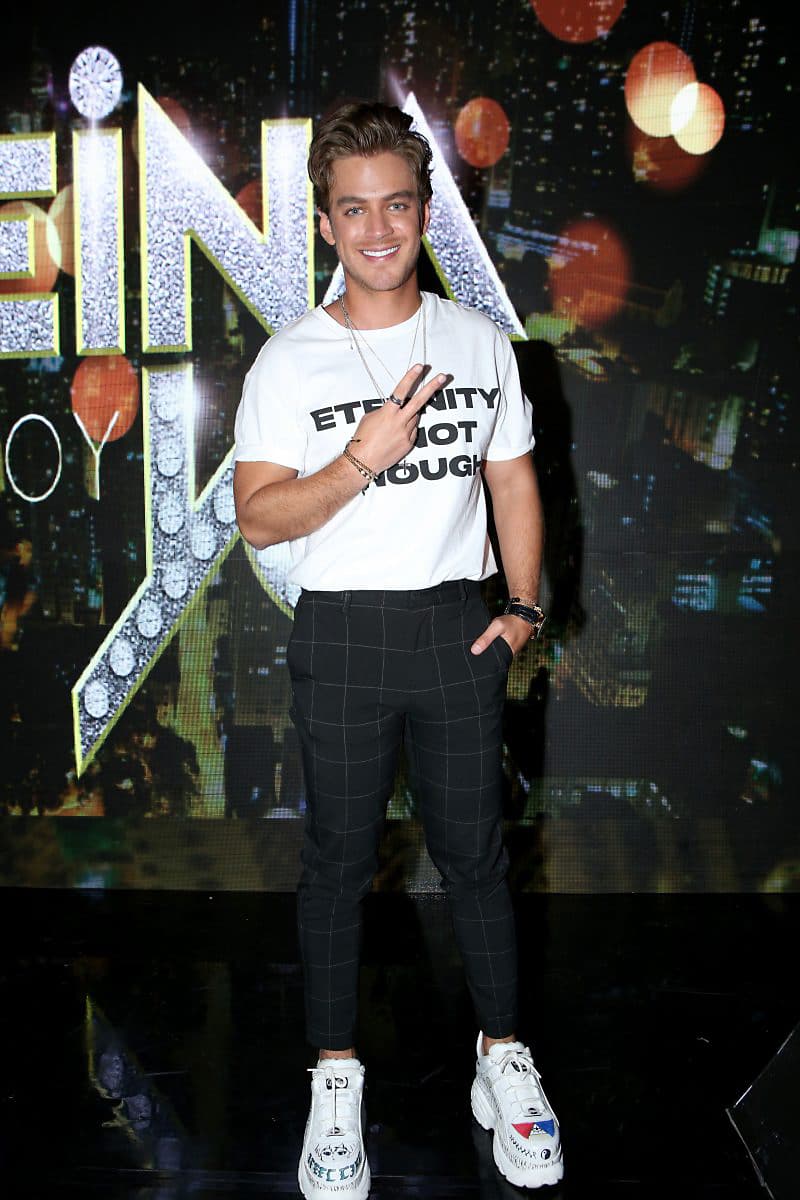 "La verdad es que me he vuelto muy sincero en mis redes sociales. Subo
<b> <a href="https://www.univision.com/famosos/polo-morin-pide-que-no-le-pregunten-por-su-exnovio-y-respeten-el-duelo-que-atraviesa-fotos" target="_blank">lo que se me antoja</a></b>, lo que siento en el momento", señaló el actor.