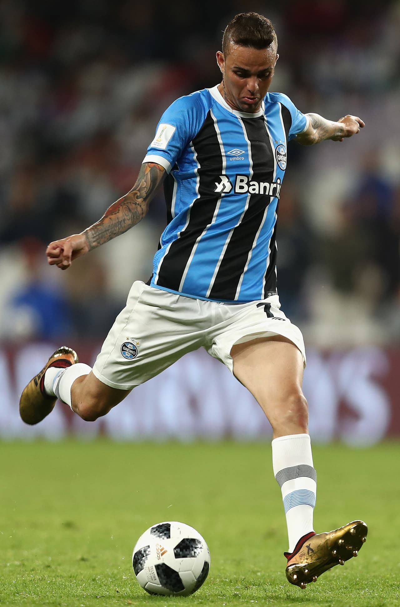 La más clara para los brasileños fue de Luan, cuando sacó este buen remate que el 'Conejo' Pérez mandó al corner.