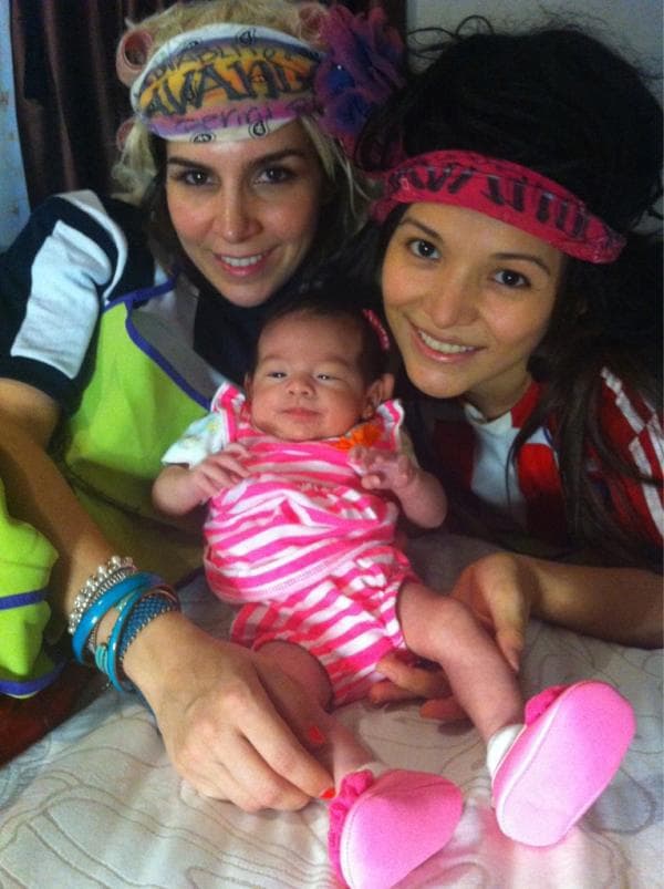 <b>En esta foto inédita puede verse Karla Luna con su recién nacida Victoria junto a Karla Panini </b>antes una presentación en México.