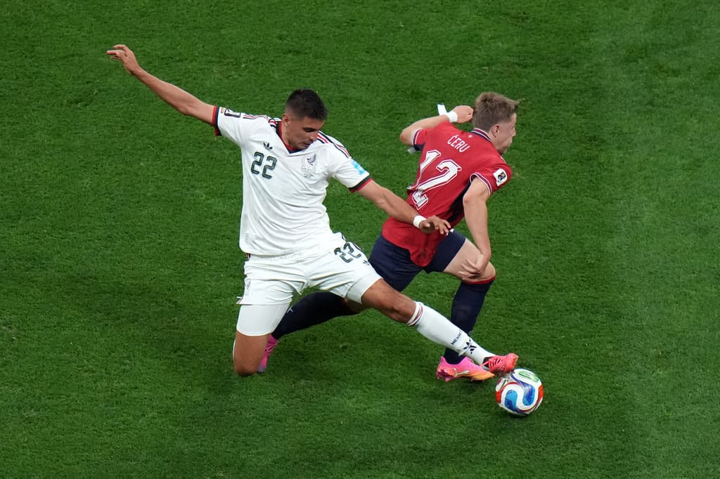 El mexicano Guillermo Martínez disputa el balón con el checo Lukas Cerv