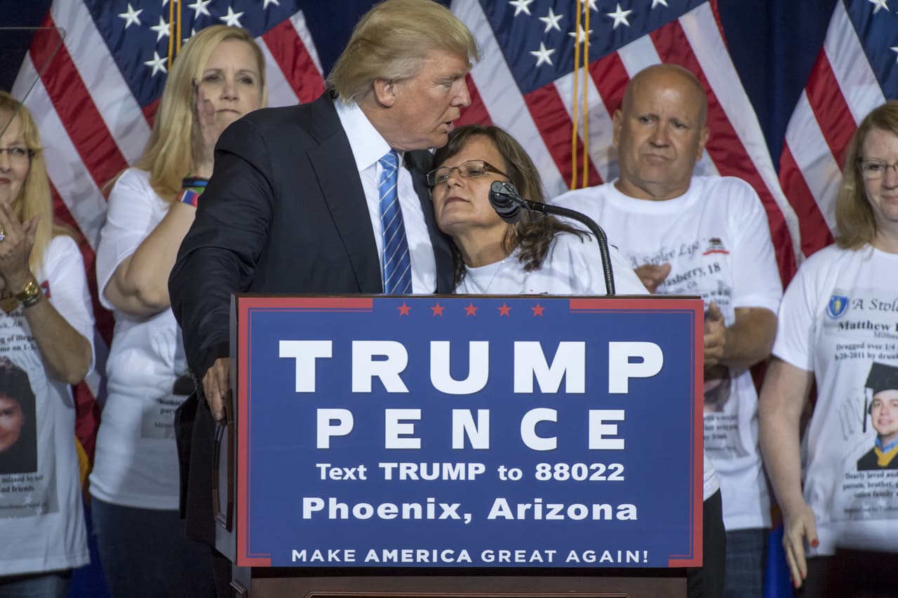 Trump recibe en el escenario a las madres de The Remembrance Project en Phoenix, Arizona