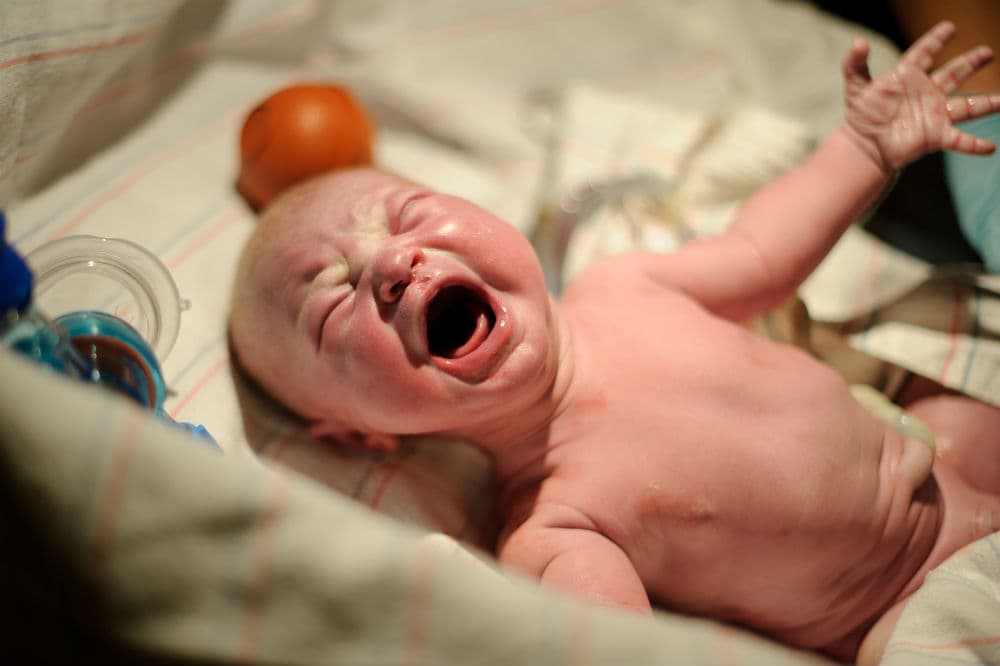 Bebés deben dormir en el mismo cuarto que los padres para disminuir riesgos de muerte súbita