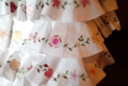 El vestido fue hecho de tela de organza con corte sirena, en el que destacaba una cola de casi dos metros con volantes bordados con rosas de colores.
<br>