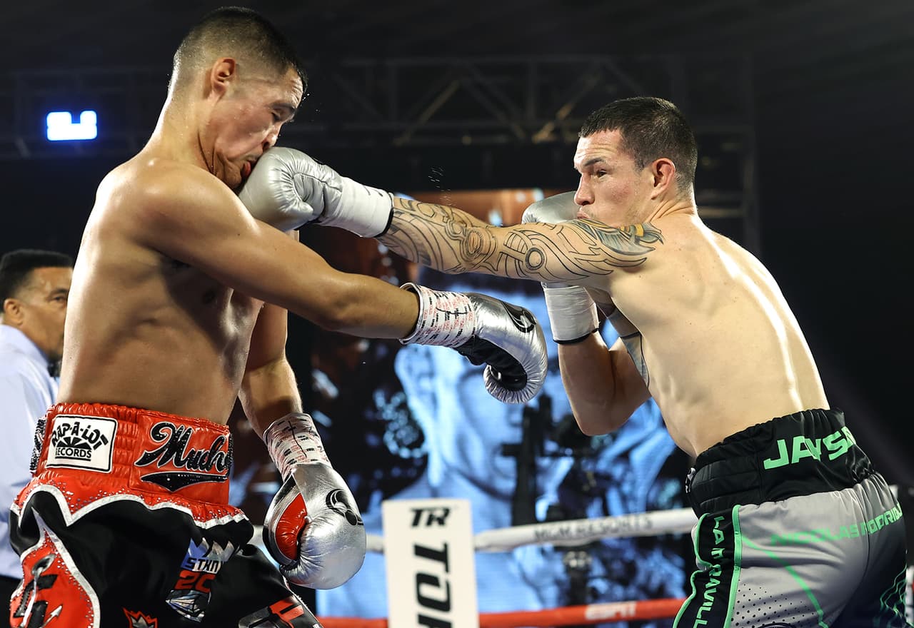 Gabriel Flores derrotó a Jayson Vélez en el sexto round en combate de peso superpluma.