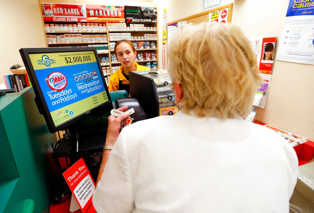 <h3 class="cms-H3-H3"><b>Evelyn Basehore</b> </h3>
<br>
<br>Ganó $3.9 millones y $1.4 millones en cinco meses, jugando a la lotería Pick Six en 1985. Sin embargo, apostó gran parte y regaló grandes sumas de dinero. En 2000 se mudó a un parque de casas rodantes en Brick, Nueva Jersey, según la revista 
<i>Time</i>.