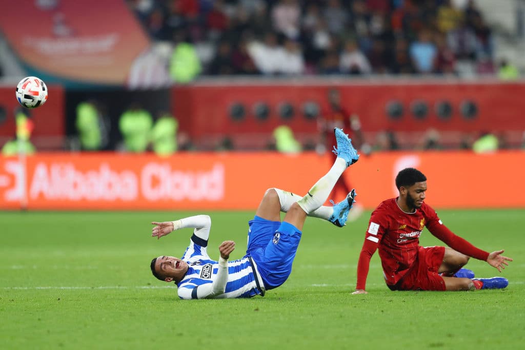 Choque fuerte, pero al balón. Gomez corta una jugada de peligro y Funes Mori sale volando hasta caer al césped.