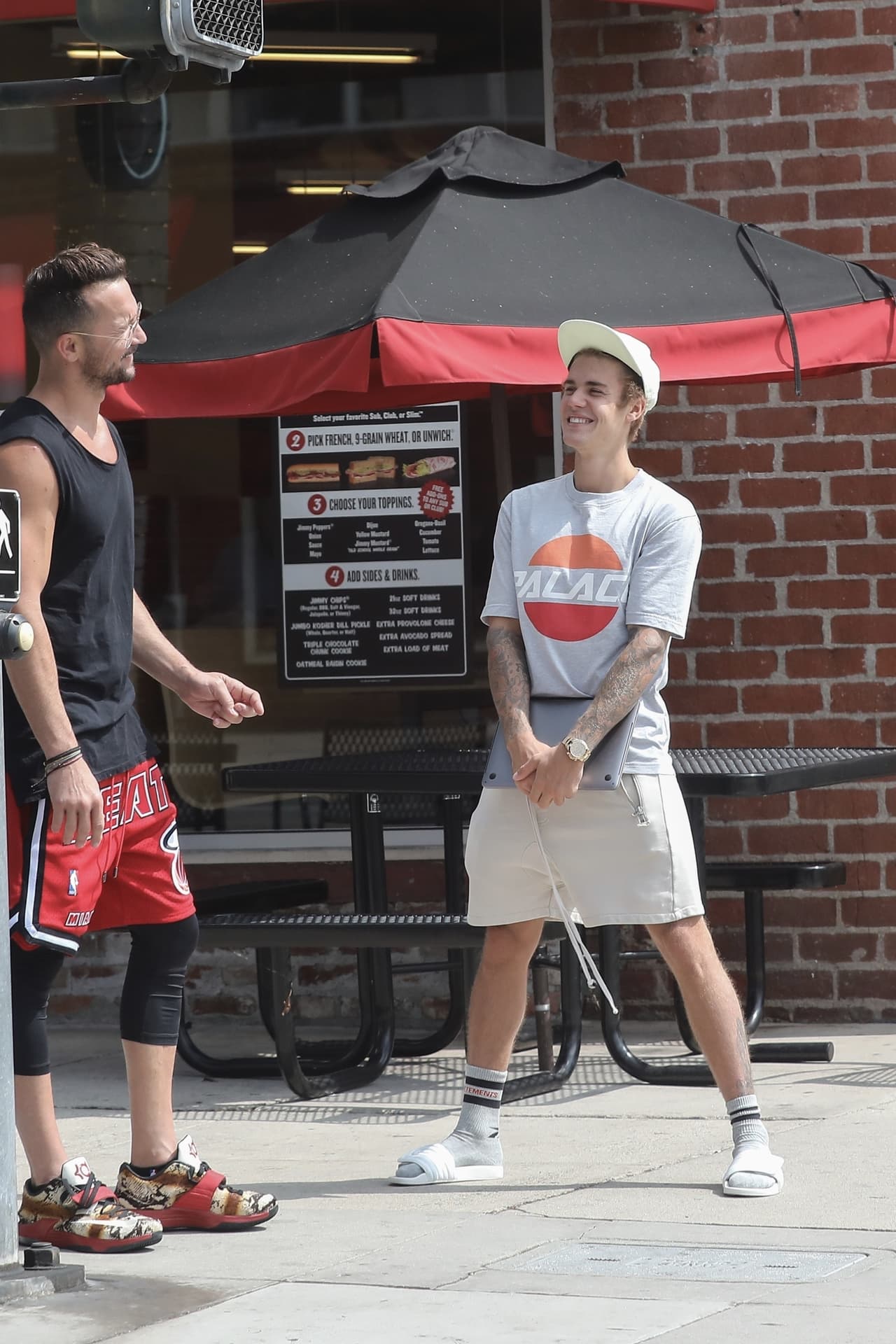 El pastor escribió en su libro que Justin es como cualquiera de nosotros y que sus conversaciones fueron desde lo banal hasta lo más profundo: se cuestionaban sobre el sentimiento de soledad, sobre la posibilidad de cometer errores y el significado de decepcionar a aquellos que amas.