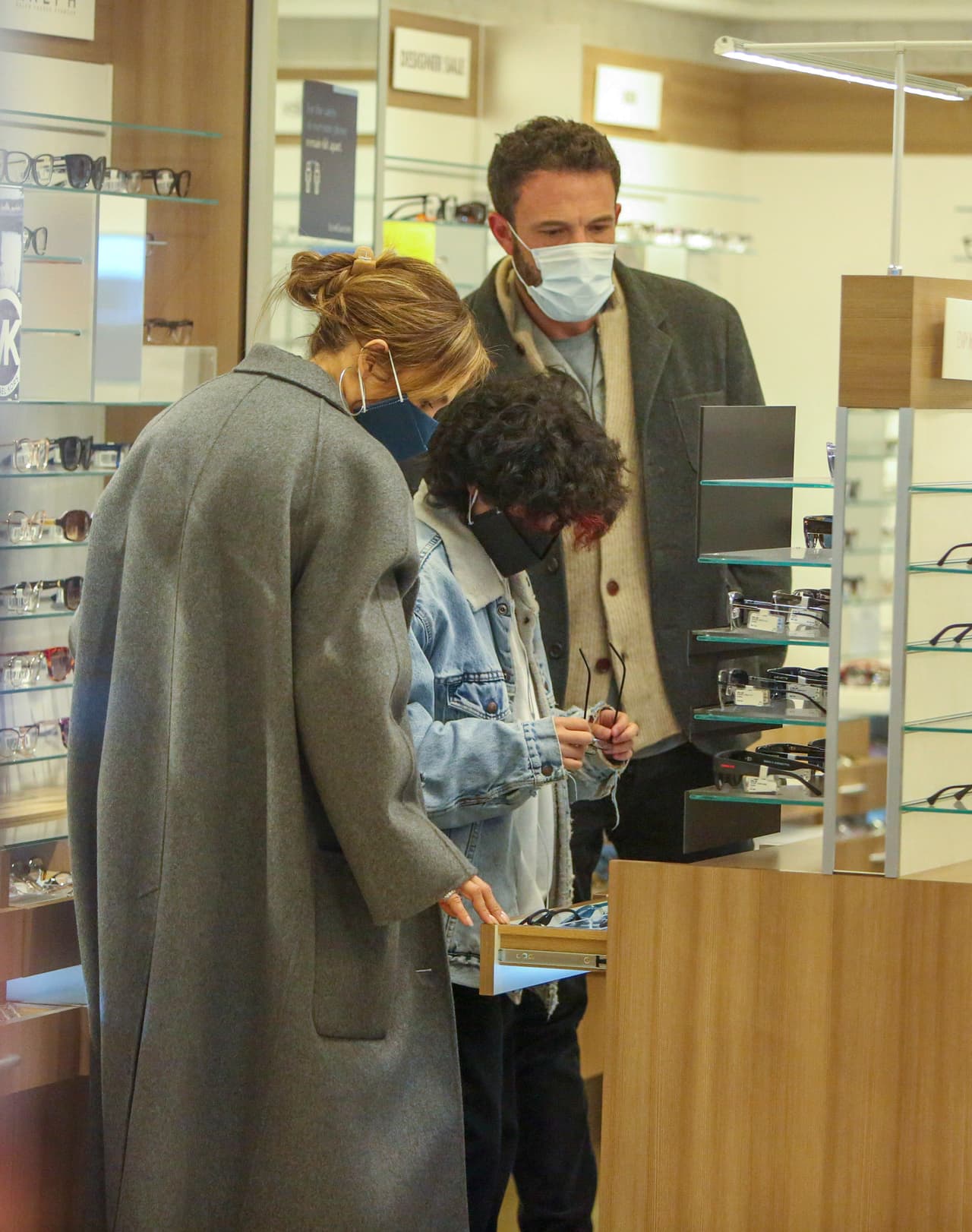 Los dos llevaron a 
<b><a href="https://www.univision.com/famosos/emme-se-lucio-en-el-super-bowl-y-un-mes-mas-tarde-es-max-quien-deja-a-jennifer-lopez-sin-aliento-video" target="_blank">Emme, la hija de 13 años</a> </b>de la cantante, a que eligiera nuevos anteojos en una tienda el pasado viernes 10 de diciembre. 
<br>