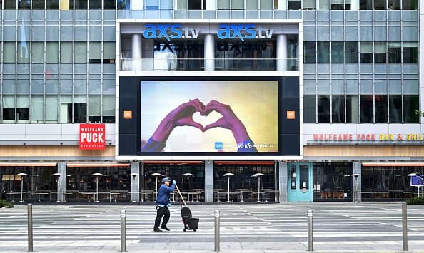 Y es que las únicas personas en los centros de entretenimiento son los trabajadores de limpieza y los empleados de aquellos restaurantes que se mantienen a media marcha despachando ordenes para llevar o a domicilio.
<br>
<br>