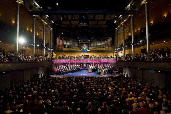 El recinto estuvo delicadamente adornado con flores rojas procedentes de San Remo, una provincia italiana y además es el lugar donde falleció Alfred Nobel.