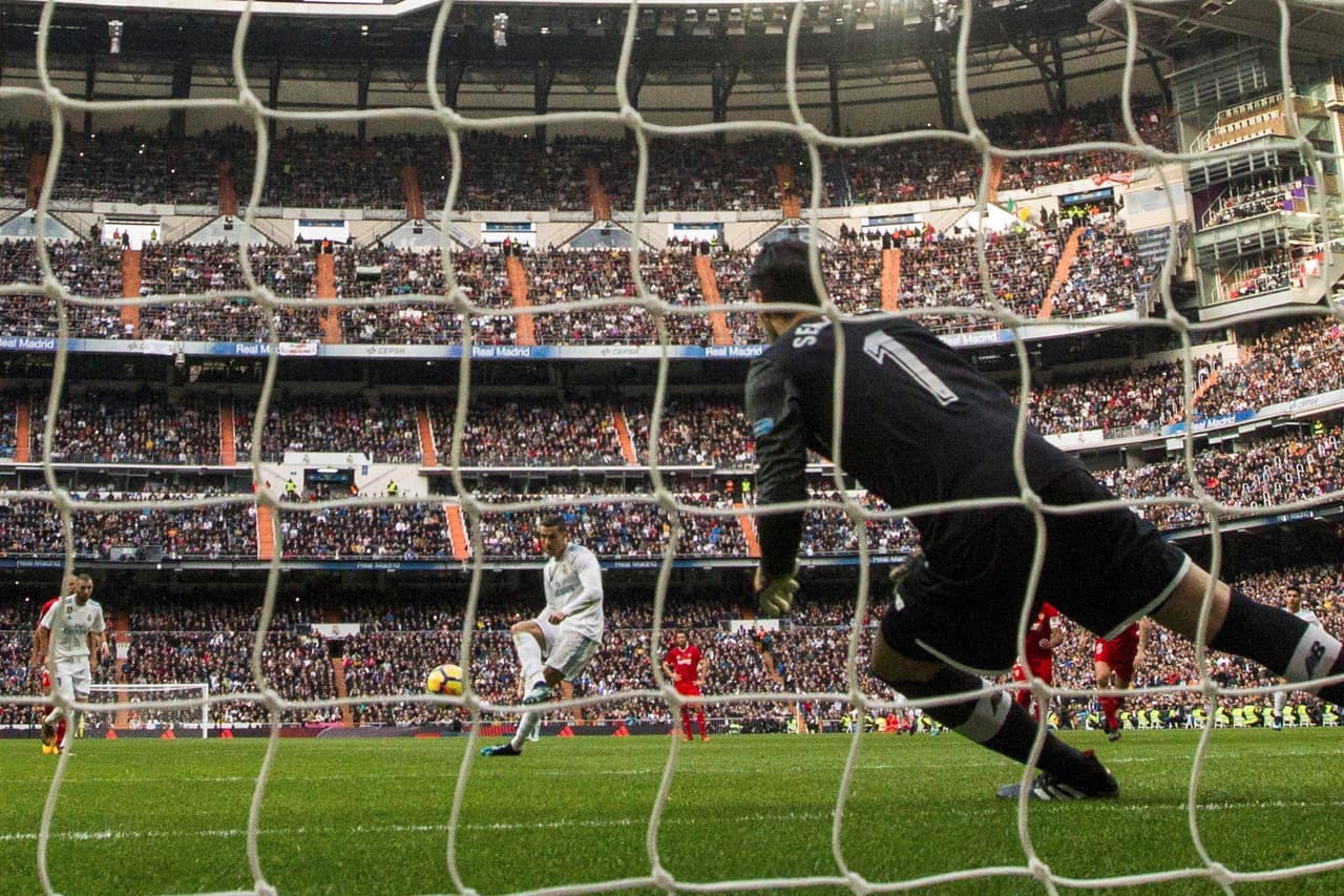 Definió a la mano izquierda de Sergio Rico, que alcanzó a tocar la pelota, pero igualmente se metió al fondo.