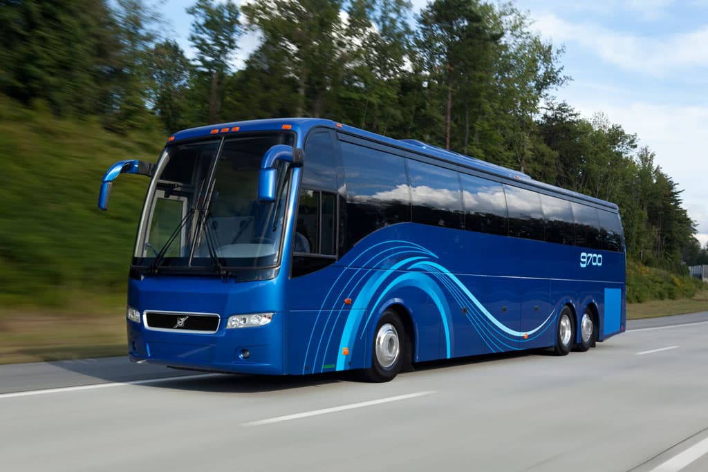 El Volvo 9700, definido por la marca sueca como “el modelo más seguro del mercado” se impulsa con un motor D13 diesel de seis cilindros y 10.8 litros. Su potencia es de 430 caballos de fuerza, y el tanque de combustible tiene una capacidad de 160 galones.