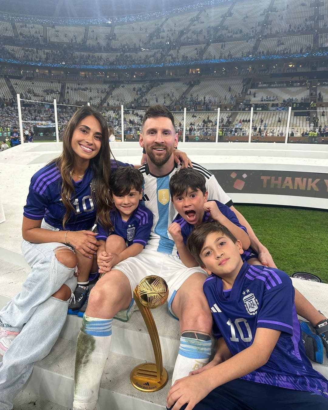 En su Instagram, en donde cuenta con más de 25 millones de seguidores, publicó una serie de fotos de este hecho histórico del fútbol. En esta imagen se ve a la familia entera posando sobre el símbolo de infinito del Mundial de Qatar 2022.