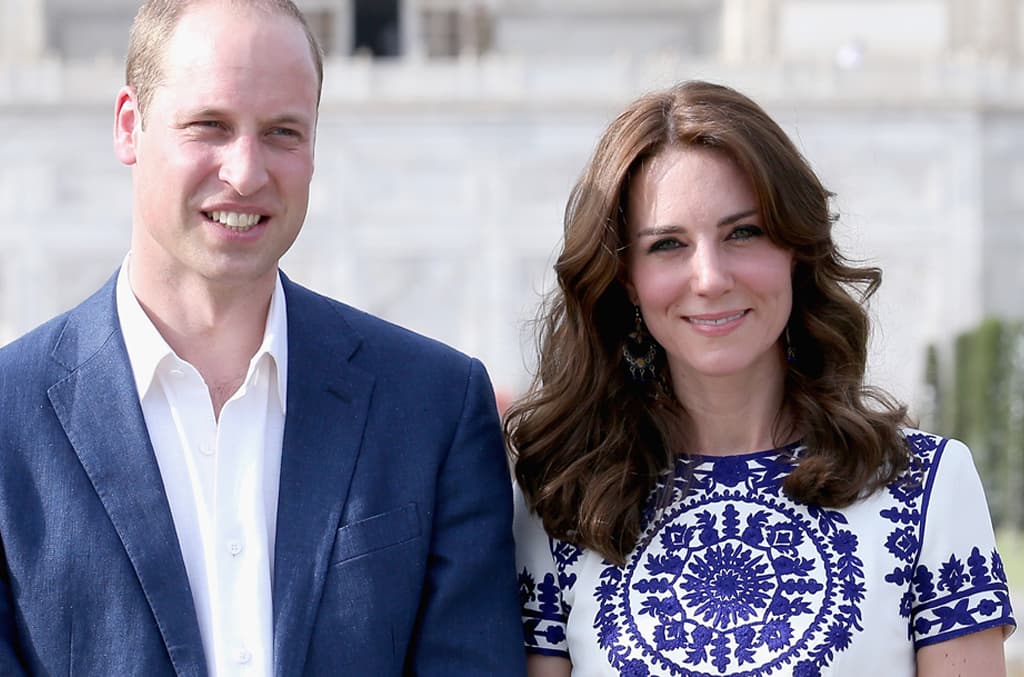 "Para lograr este look debes de moldear el pelo ligeramente en la raíz para darle un poco de volumen. Después debes de hacer ondas, no tan marcadas. Rocía un spray ligero para mantener fijación. Y aplicar en la raíz un poco de spray de shampoo en seco para mantener ese volumen", aconseja el estilista Manuel Oliva.