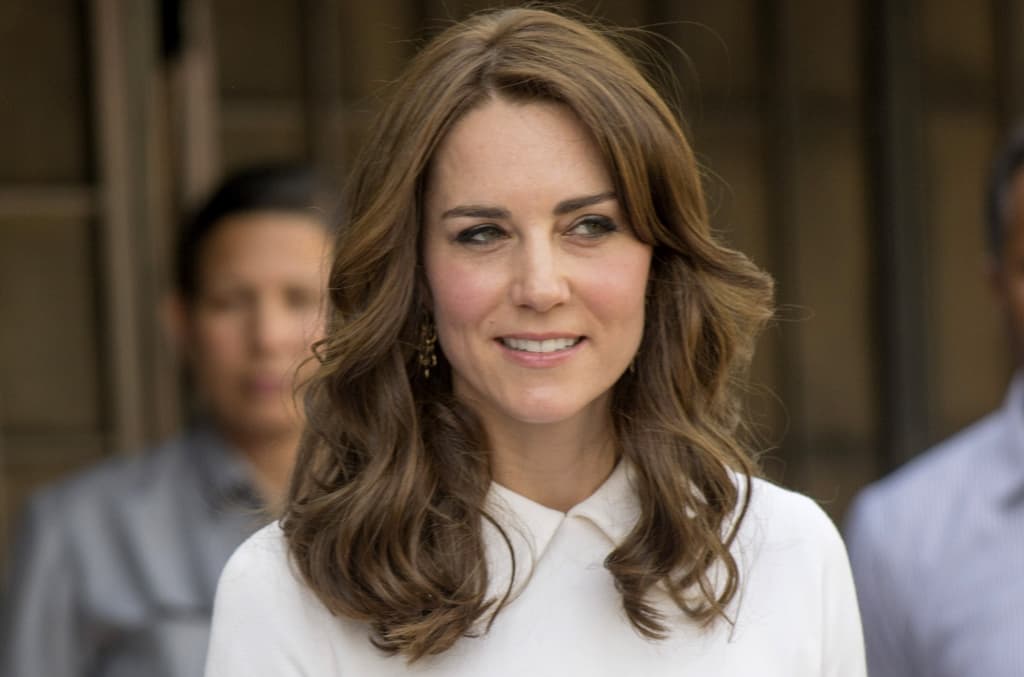 Las ondas sueltas es un look al que recurre constantemente la Duquesa. Oliva, considera que este look es más desordenado. "El partido del pelo es totalmente desaliñado, las ondas se trabajan igual que las anteriores, solo que si quieres al final puedes aplicar agua de sal de mar para lograr esa textura más messy".