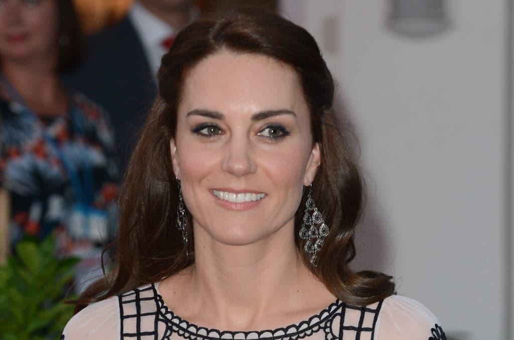 "El primer paso para hacer un medio recogido es hacer ondas en todo el pelo, después aplica un producto para dar volumen. Luego, toma una pequeña sección de pelo de las patillas hacia la nuca y recoge con pasadores. Toma un poco del pelo de parte frontal y con un torcido intégralo a la media cola. Para que sea perfecto debes de esconder los pasadores", recomienda el estilista Manuel Oliva.