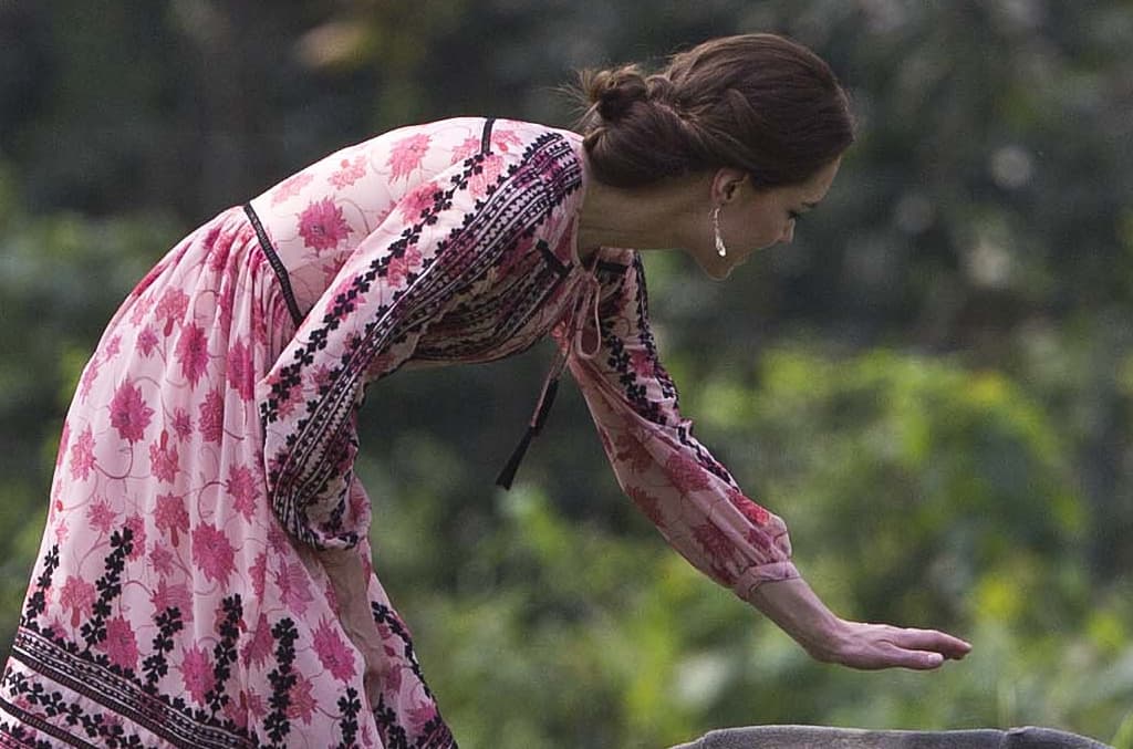 Este peinado nos encanta, pues al mismo tiempo es relajado y sofisticado. "Deja los dos laterales frontales sueltos y el resto del pelo sujétalo en una cola baja relajada. Toma una parte frontal, tuerce hacia adentro y con ayuda de un pasador sujeta. Haz lo mismo con la otra parte. Une esas dos secciones a la coleta y tuerce todo de tal manera que formes un chongo de bailarina. La idea es que se vea despeinado pero con estilo", comenta Manuel.