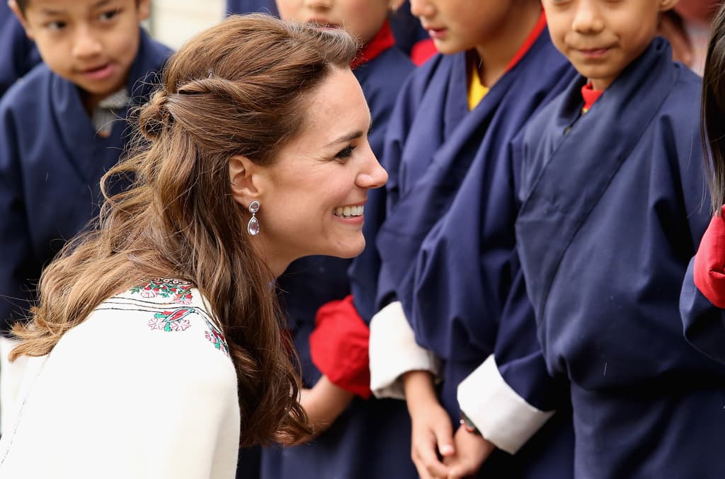 "Haz un partido de lado al frente y usa una tenaza o plancha para hacer ondas. Recoge los dos laterales frontales. Luego, es muy importante torcer cada uno de los mechones hacia adentro. Llévalos desde donde inicia el partido hasta la parte media de la cabeza. Ahí vas a unir las dos partes y las vas a sujetar. No olvides hacer un ligero torcido en la parte de la unión. El resto del pelo lleva ondas", afirma Oliva.