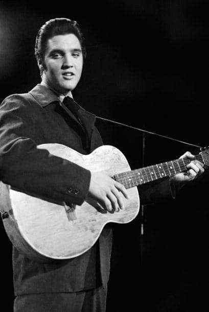 Elvis Presley, también conocido como ‘el Rey’ es uno de los creadores del rockabilly, una fusión de country y R&B.