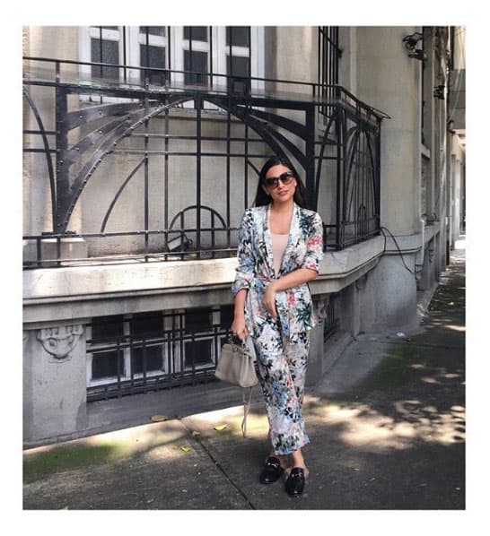 Por lo regular la vemos con prendas casuales que la hacen lucir muy bella.