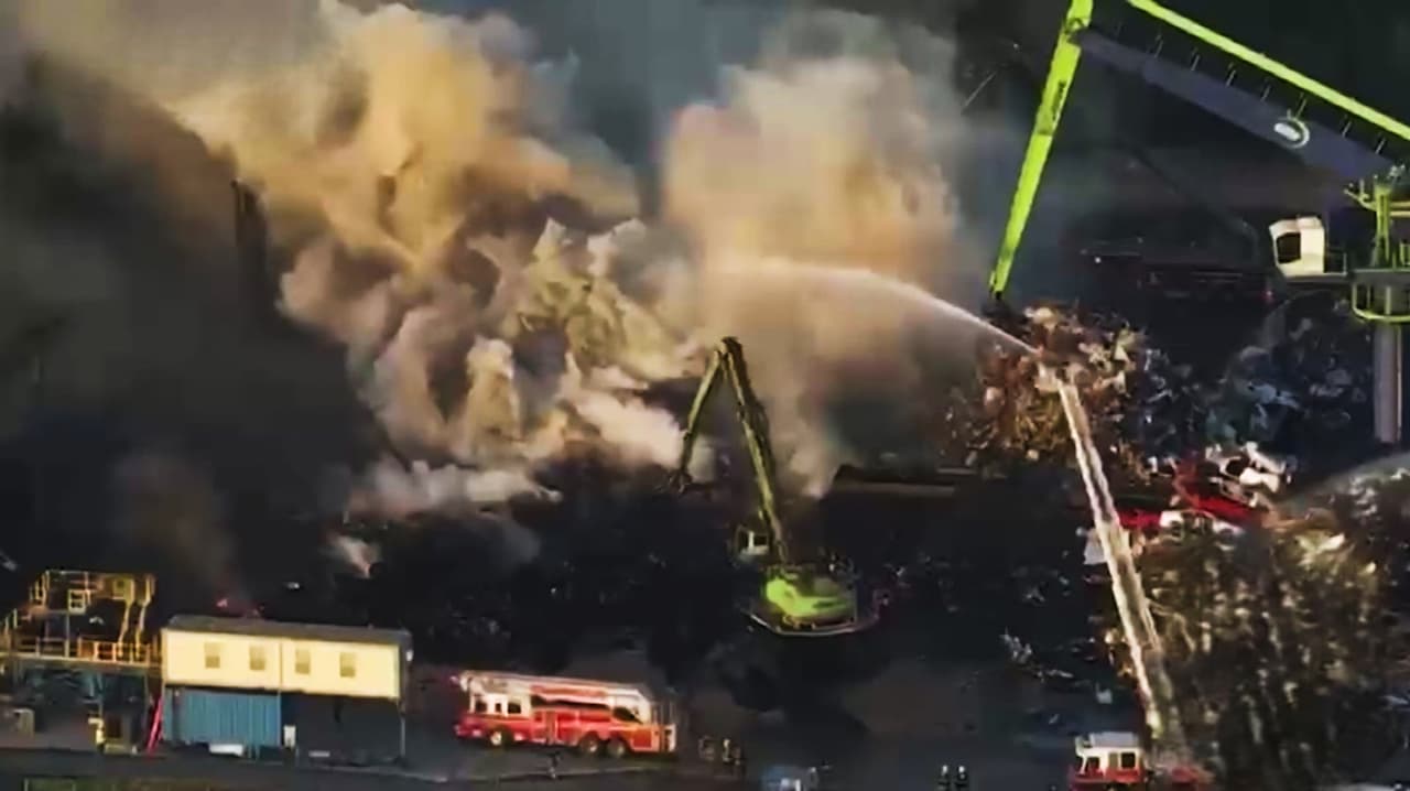"Ya basta": Nuevo incendio en planta de reciclaje en Camden afecta a residentes, que exigen medidas