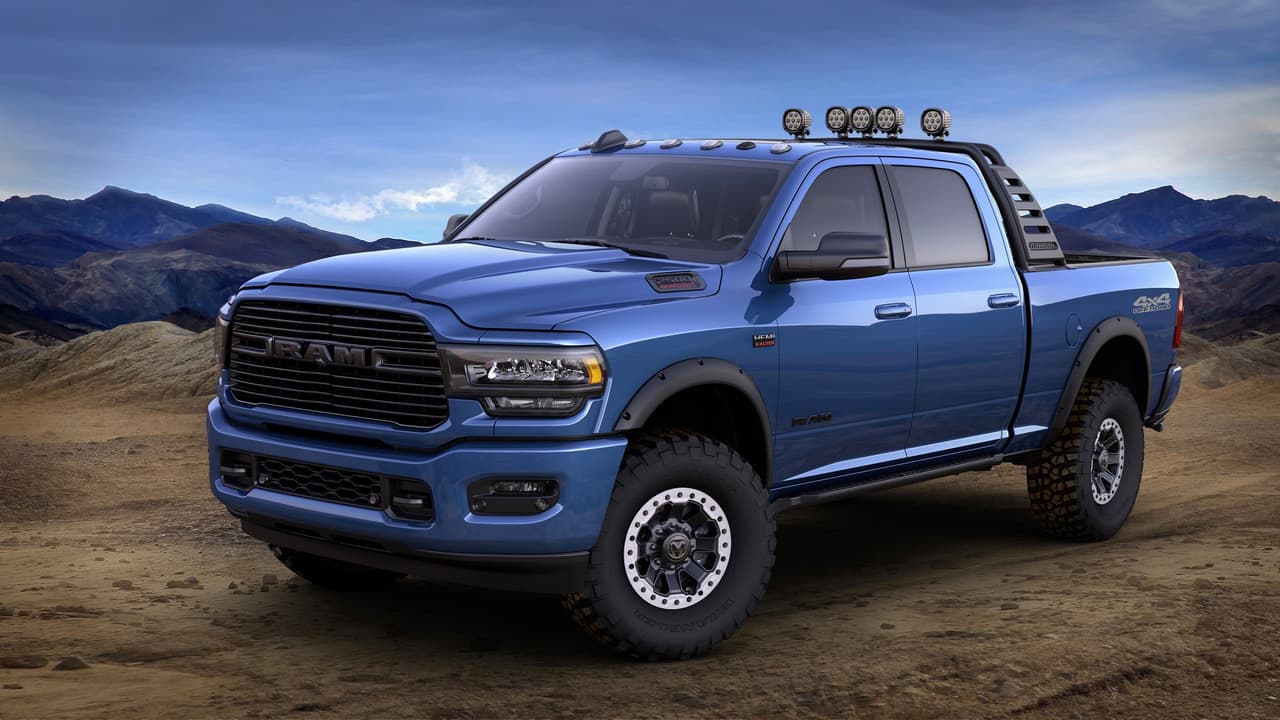 La base para esta vitrina sobre ruedas del catálogo de partes de Mopar fue un pickup Ram 2500 Heavy Duty 2019 de cabina doble (crew cab) equipada con el indestructible V8 Hemi de 6.4 litros de la marca, produciendo 410 caballos de fuerza y 429 lb-pie de torque, y un acabado pintura monocrmática azul que lo hace parecer un pitufo tamaño familiar.