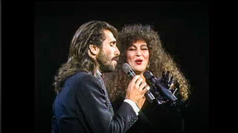 'Volvamos a empezar' fue una de las primeras canciones en ser interpretada esa noche, a cargo de los argentinos Amanda Miguel y Diego Verdáguer.