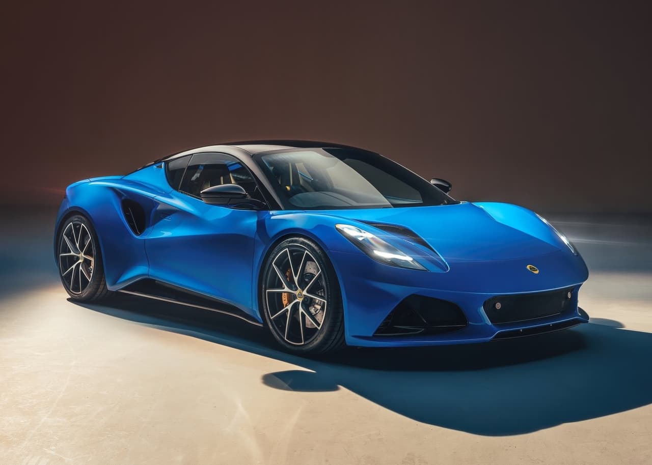 <h3 class="cms-H3-H3"><b>Lotus Emira 2023</b></h3>
<br>
<br>Si buscas un superdeportivo nuevo con un precio inferior a los 100,000 dólares, el Lotus Emira 2023 se perfila como una de las mejores opciones. Este arranca en los 77,000 dólares, tiene un diseño muy atractivo y monta un motor cuatro cilindros de 2.0 litros turbocargado de AMG con la capacidad de producir 360 caballos de fuerza. En el caso de querer algo más de potencia, también estará disponible en la versión First Edition, motivada por un motor V6 de 3.5 litros supercargado y 400 caballos de fuerza, con un precio inicial de 96,100 dólares
<br>
