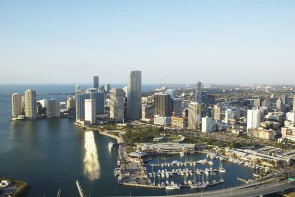 1. MIAMI, FLORIDA- Quedando en primer lugar se encuentra Miami, la crisis de la vivienda la ha devastado, 47% de los propietarios de una casa hipotecada se encuentran a nada de entrar en 'foreclosure'. Las ejecuciones hipotecarias han sido rapaces, son 364 mil las propiedades ubicadas en el área de Miami las que han entrado en el proceso de ejecución desde 2008, según RealtyTrac.