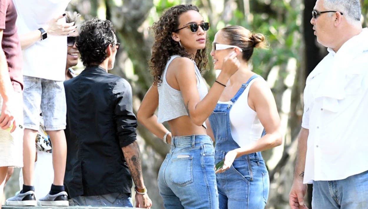 La joven modelo, cuyo nombre artístico es J Lynne, ya conoció a
<b><a href="https://www.univision.com/shows/premios-juventud/jlo-revela-las-claves-que-la-han-ayudado-a-mantener-una-excelente-relacion-con-su-ex-marc-anthony-fotos">Jennifer López, la exesposa</a></b> que más resuena a la hora de mencionar a
<b>Marc Anthony</b>. Sin embargo, a juzgar por las fotos, ambas no conversaron mucho.