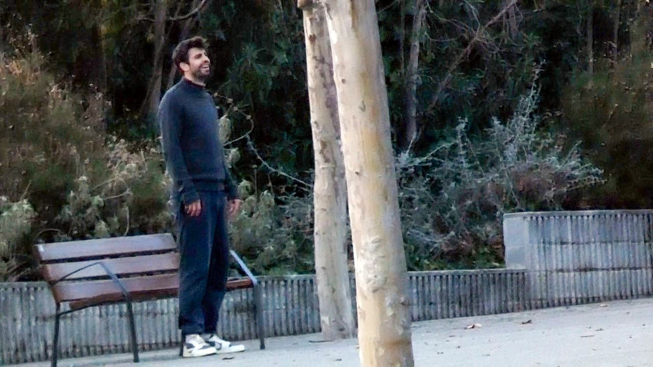 Piqué lucía muy sonriente con un ‘look’ relajado ‘total blue’, aunque destacaba su calzado deportivo blanco.
<br>