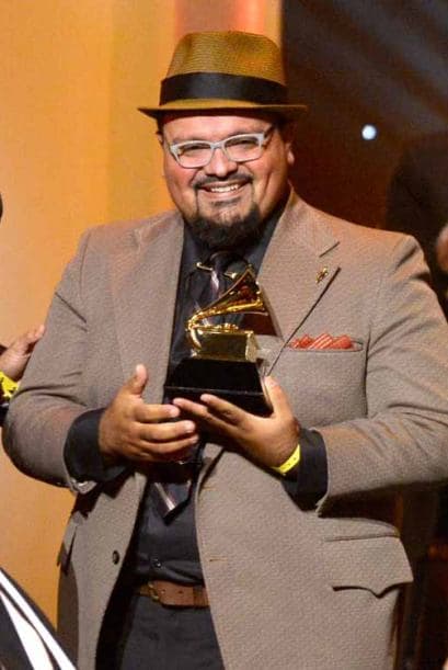 Descubre los 5 momentos “¡Ay Güey!” de La Santa Cecilia. 1-Recibir el Grammy ha sido uno de los sueños no imaginados de la banda multicultural angelina, en una noche en la que las emociones no pararon.