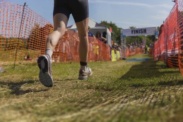 Asume el compromiso. Algunas personas aguardan a sentirse “entrenadas” para inscribirse en una carrera.