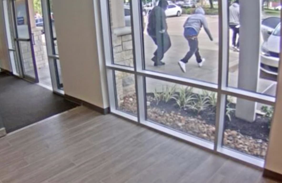 Autoridades revelan video del robo a un banco Capital One en el oeste de Houston y piden ayuda para dar con los sospechosos