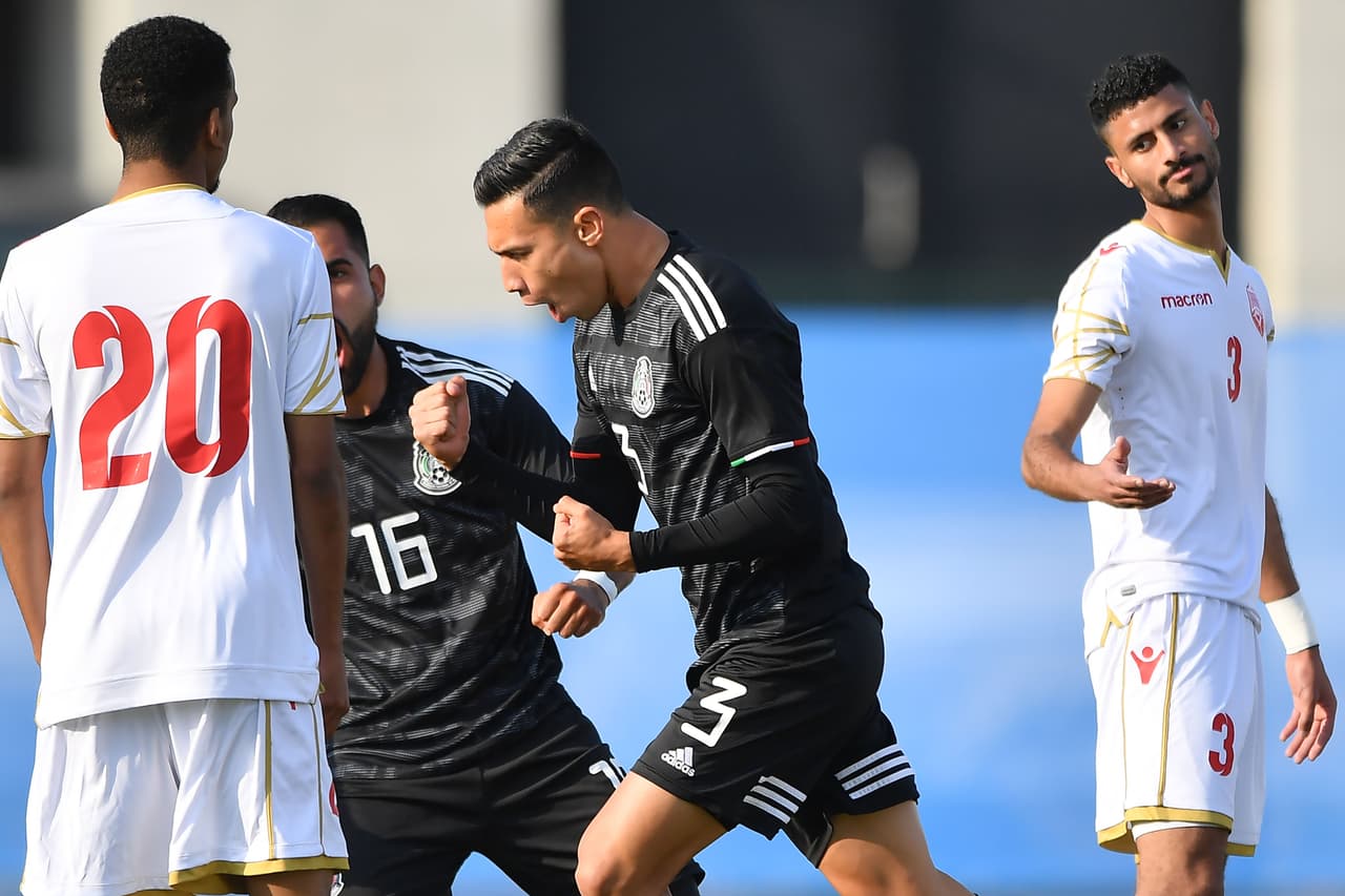 A los cinco minutos de juego un cabezazo de Ismael Govea (centro) le dio el 1-0 al Tri sobre el equipo de Oriente Medio.