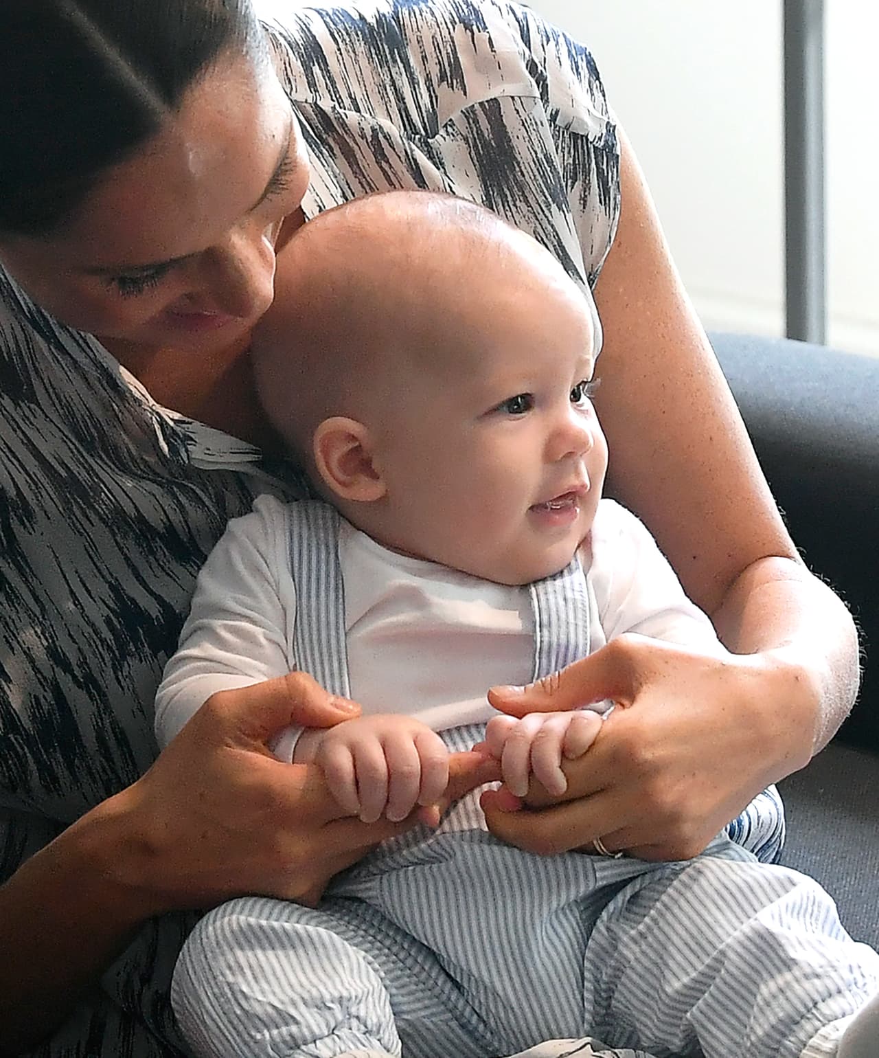 "Di hola, hola. 
<b><a href="https://www.univision.com/famosos/archie-harrison-mountbatten-windsor-todo-lo-que-sabemos-del-bebe-de-meghan-y-harry" target="_blank">¡Oh, 'Bubba'</a></b>!", le dijo Meghan a Archie, de acuerdo a lo citado por Town&Country.