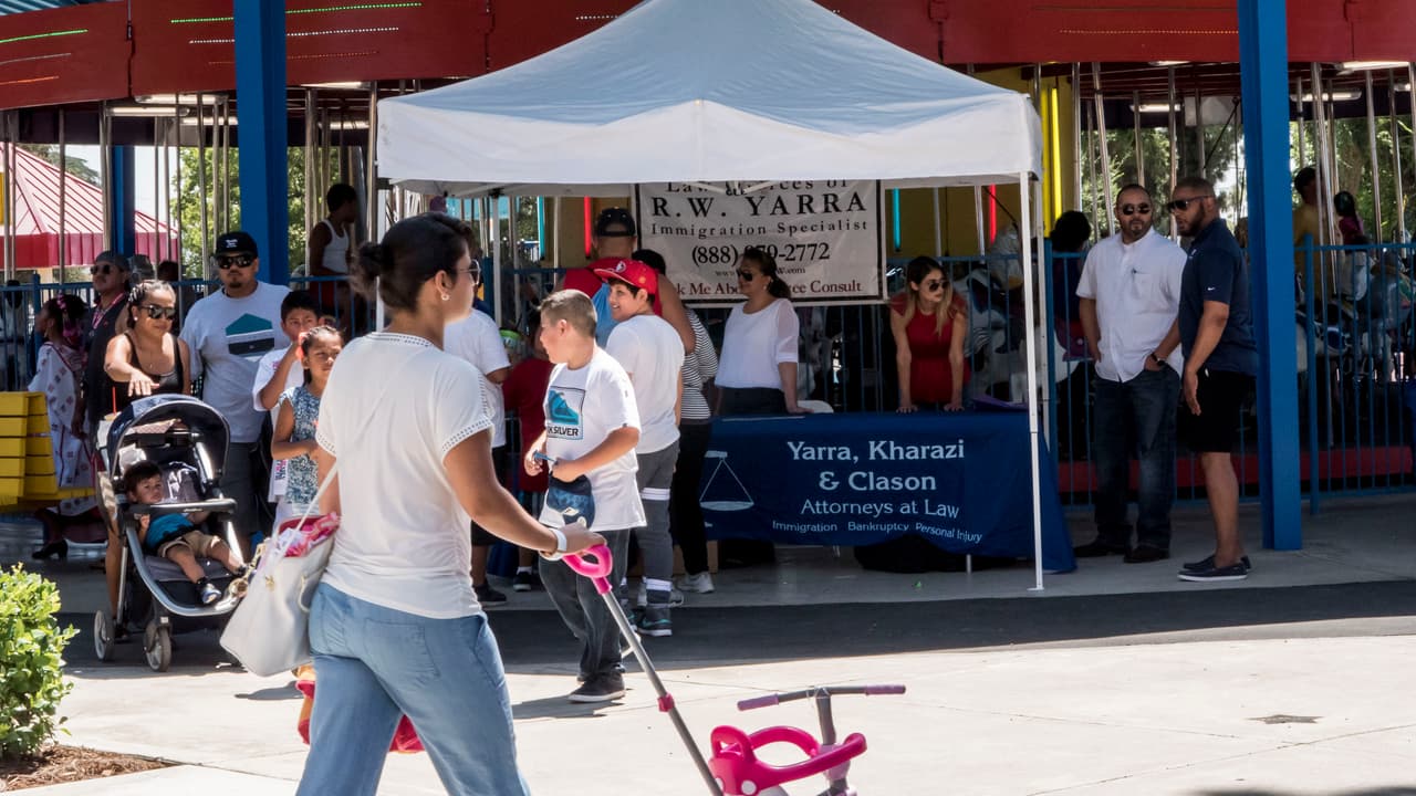 Familias del valle central visitaron los parques temáticos Playland y Storyland para disfrutar del Día de la Familia en Fresno.