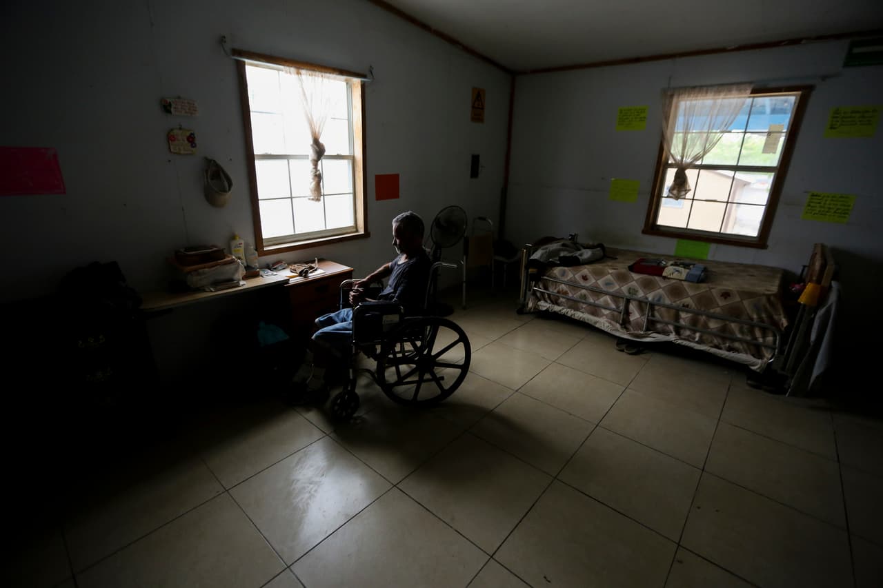 En esta imagen del 12 de octubre de 2019, un migrante cubano que pidió asilo en Estados Unidos, sentado en una silla de ruedas en un refugio migrante en Reynosa, México, mientras espera su cita con autoridades migratorias estadounidenses.