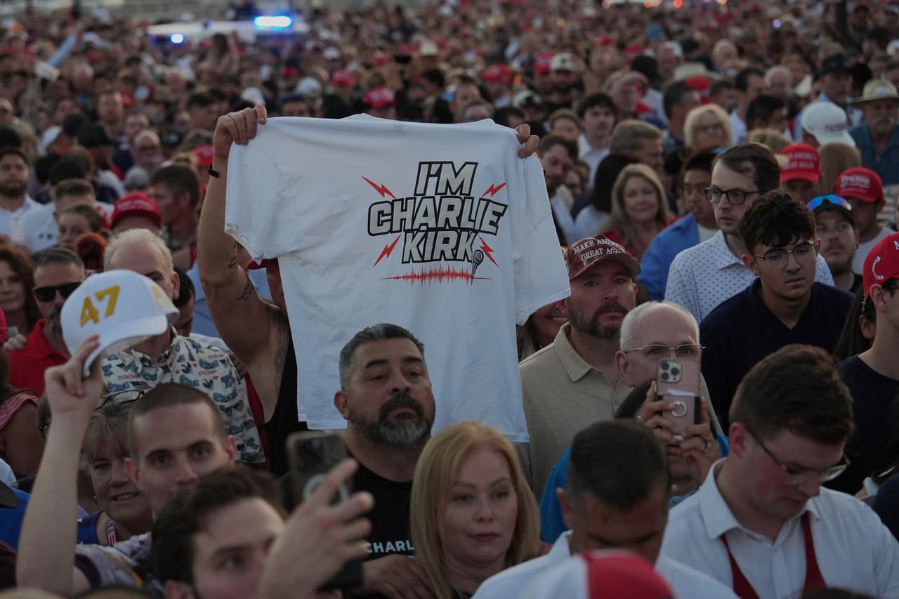 "
<b>I'm Charlie Kirk</b>" ("Soy Charlie Kirk"), se lee en una playera que no viste, pero sí porta, uno de los asistentes.