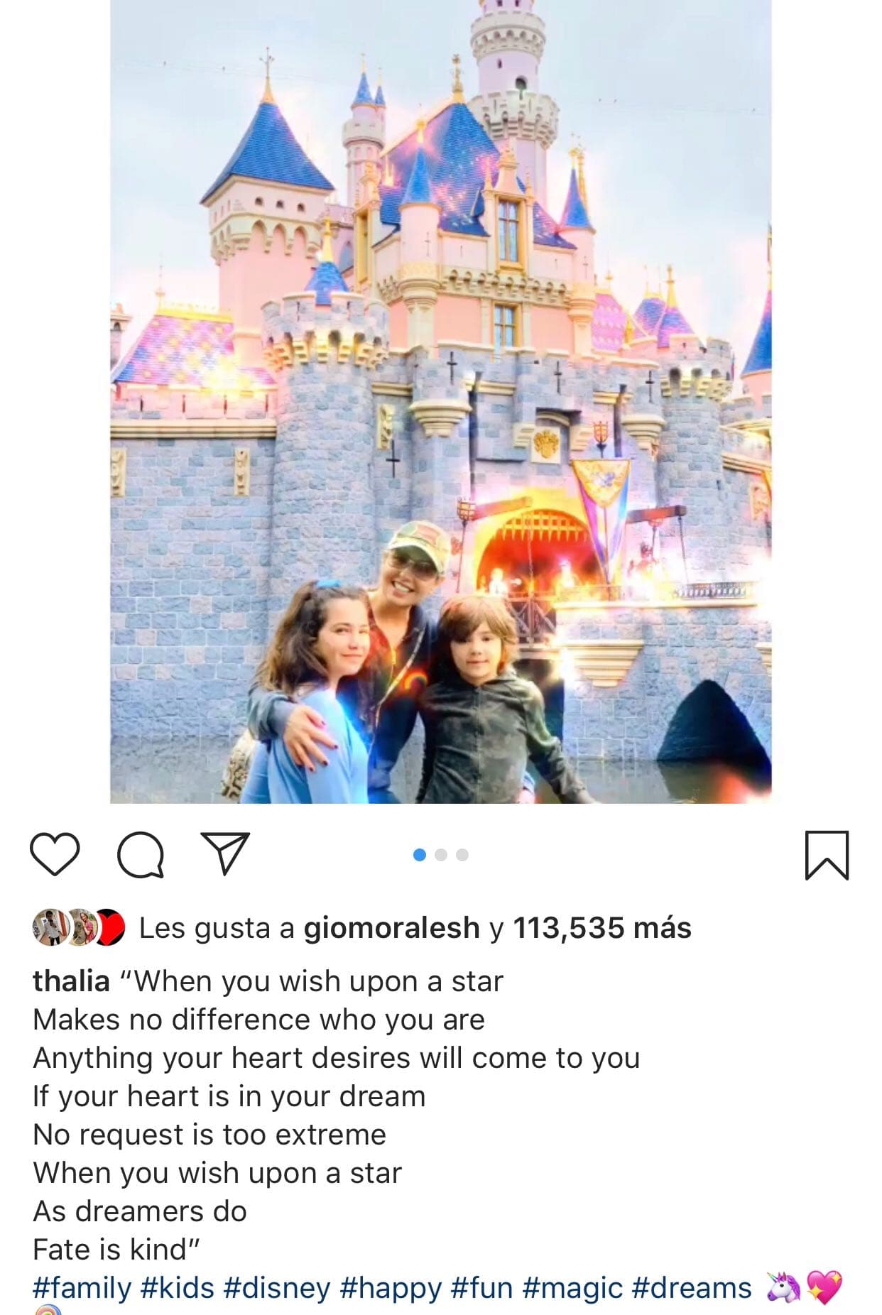 Y vaya que la también actriz de 47 años sabe disfrutar de la vida, especialmente en compañía de 
<b><a href="https://www.univision.com/famosos/con-dos-fotos-que-nunca-antes-habia-publicado-thalia-celebra-el-cumpleanos-numero-8-de-su-hijo-matthew-fotos" target="_blank">sus hijos</a>,</b> 
<b>Matthew Alejandro y Sabrina Sakaë</b>. Apenas el 18 de junio 
<b><a href="https://www.instagram.com/p/By3k1lGBv2x/" target="_blank">publicó estas imágenes</a></b>
<a href="https://www.instagram.com/p/By3k1lGBv2x/" target="_blank"> </a>en Disney al lado de ellos.