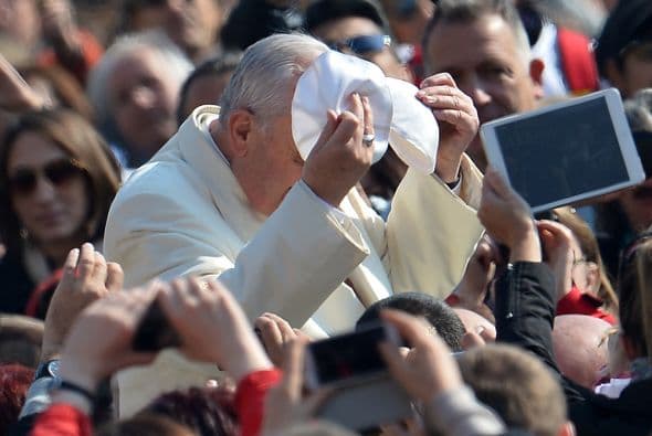 Francisco cambia de solideo a su llegada a la plaza de San Pedro.