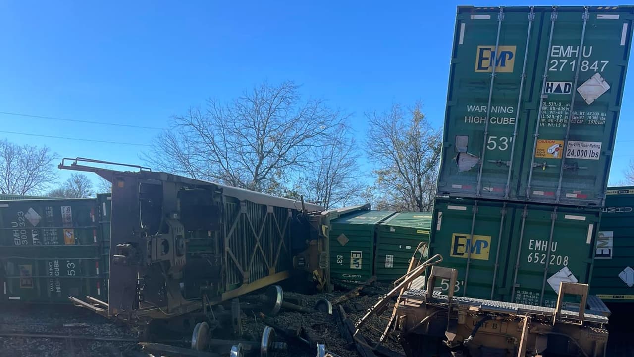 Un equipo de materiales peligrosos trabaja en la limpieza del derrame de diesel y aceite. Las autoridades del Condado de Parker 
<b>cerraron la FM 5 en ambas direcciones para facilitar la limpieza</b>.