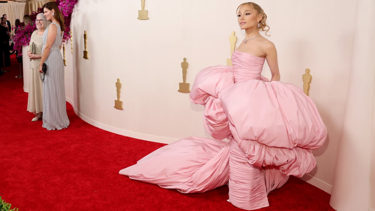 Ariana Grande caminó por la alfombra roja con este vestido con capas, voluminoso y de alta costura de Giambattista Valli, con joyas Tiffany & Co.