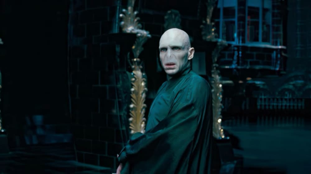 <b>El secreto de la túnica de Voldemort</b>
<br>En la recta final de la saga, se reveló que Voldemort había fracturado su alma en siete partes para crear horrocruxes y la única forma de matarlo era destruir esos objetos.
<br>