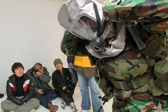 Los militares indicaban a detalle cómo colocar las máscaras para no contar con ningún contratiempo.