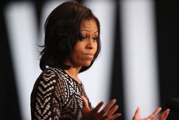 En sus mitines breves pero contundentes contaba anécdotas de su niñez en el seno de una familia humilde donde la educación era la única baza para salir adelante, sin pasar por alto la enfermedad de su padre, una esclerosis múltiple, que le permite revindicar la política de su marido de extender la cobertura médica a todos los estadounidenses.