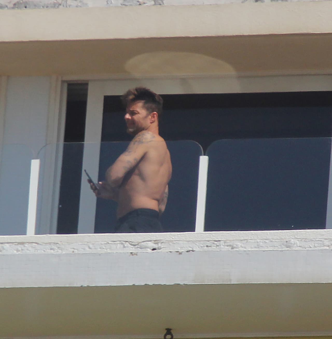 Ricky nos presume su musculatura.