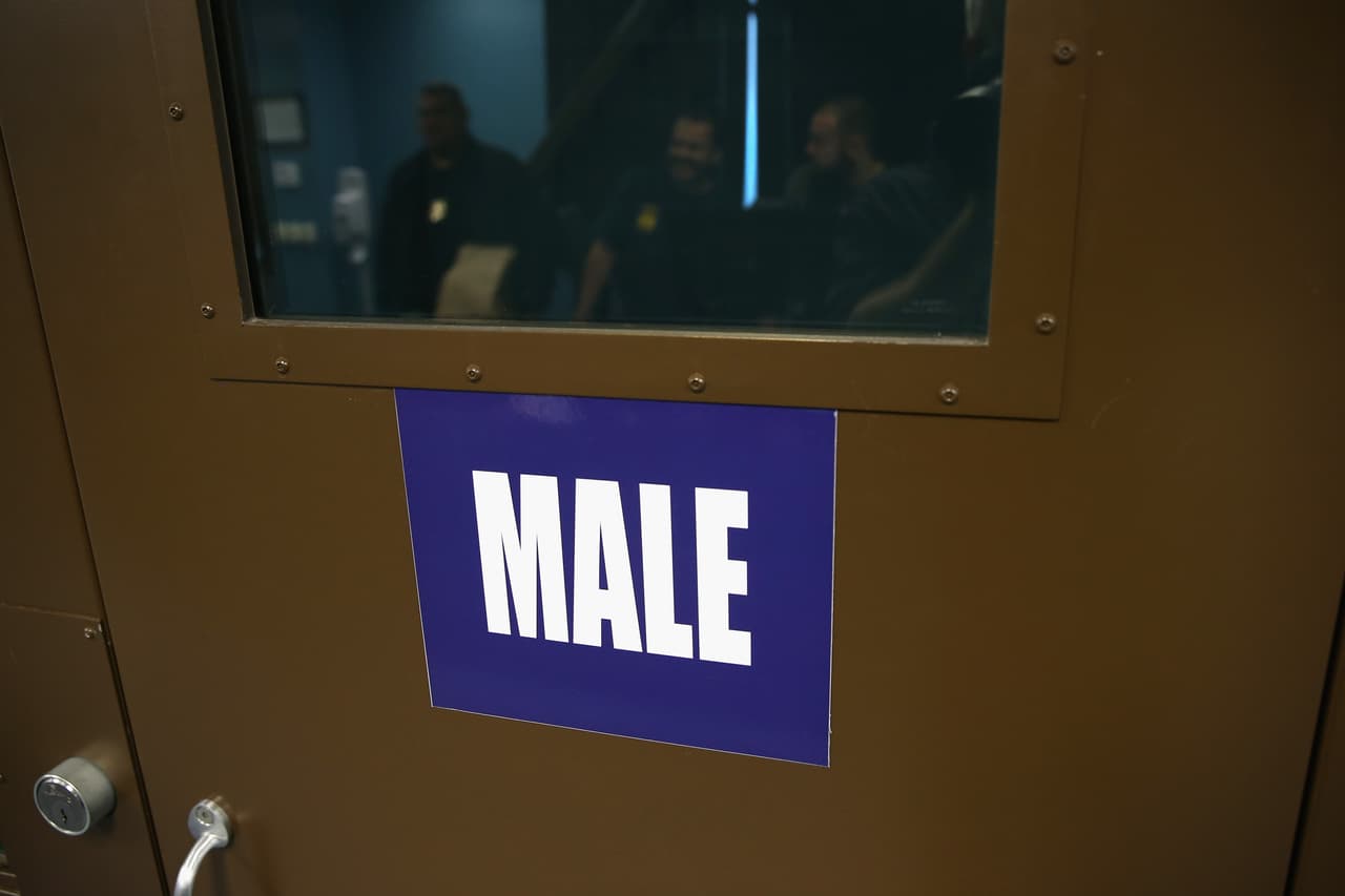 Según los activistas, este número de teléfono y el sitio web en español servirá para reportar detenciones injustificadas hechas por ICE.